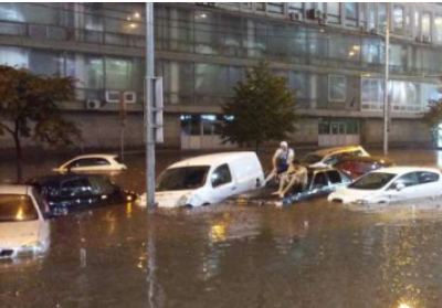 Центр Киева под водой: ливень заблокировал водителей в машинах - ВИДЕО