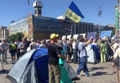 На Майдане в Киеве активисты начали устанавливать палатки