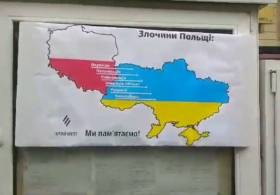 Активісти у Києві вивісили перед консульством Польщі карту 