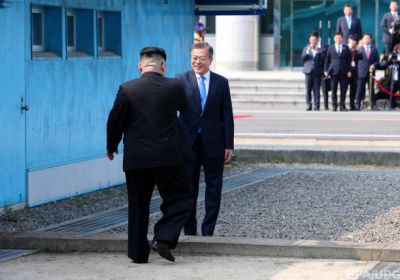 Исторический момент: лидер КНДР впервые за 65 лет прибыл на переговоры в Южной Корее - ВИДЕО