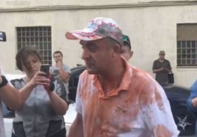 Корректировщика обстрела Мариуполя, который вышел на свободу, облили томатным соком и зеленкой - ВИДЕО