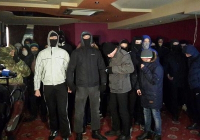 Невідомі у балаклавах у Києві розгромили підпільне казино, - фото