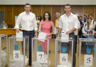 Братья Кличко проголосовали на выборах, - фото