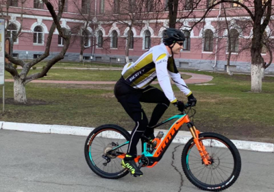 Мер Києва приїхав голосувати на велосипеді
