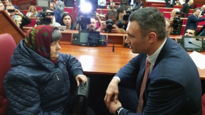 Мама Надежды Савченко общается с Виталием Кличко