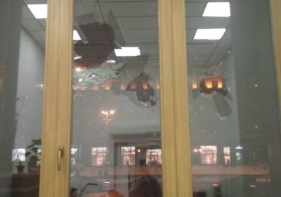 В здании КГГА ночью разбили окна
