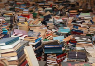 Кияни зібрали макулатуру з 25 тонн російських книг, щоб купити машину для ЗСУ