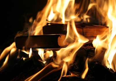 В российской Воркуте сжигают книги, изданные с помощью Фонда Сороса