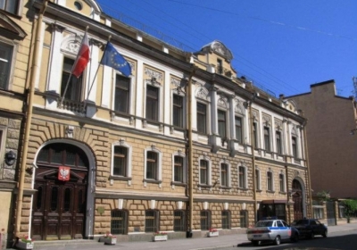 Через вигаданий борг Росія виганяє на вулицю консульство Польщі у Петербурзі