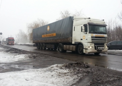 Ахметов отправляет в Донецк пустые грузовики, - волонтер