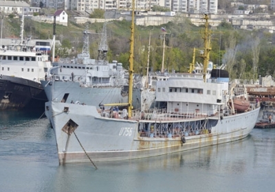 Із Севастополя вивели ще два українських кораблі