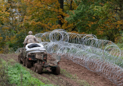 Латвия установила около 40 километров ограждения на границе с Беларусью