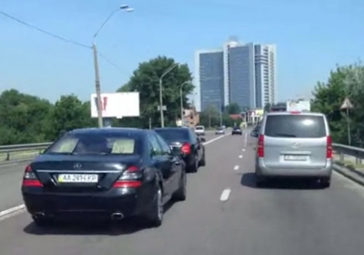 В кортеж Порошенко входят всего лишь четыре автомобиля - видео