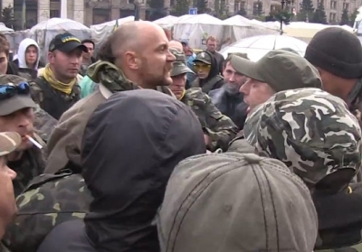 Бійці четвертої сотні погрожували зброєю, щоб прорватись на сцену Майдану, - відео
