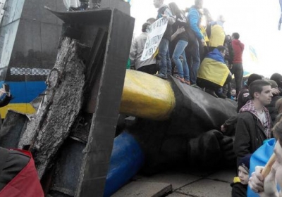 В Краматорске во время проукраинской ходы снесли памятник Ленину, - видео