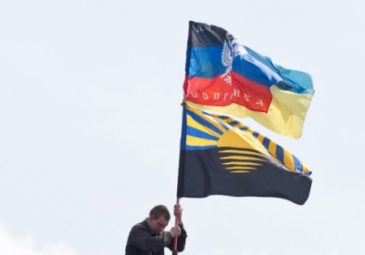 Над горсоветами Красноармейска и Новоазовска подняли сепаратистские флаги