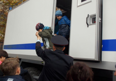 В Севастополе в честь дня МВД РФ детям дали посидеть в автозаке