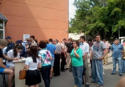 В Днепропетровске люди сдают кровь для бойцов АТО