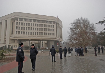 Активисты, которые захватили парламент Крыма, согласились пропустить в помещение депутатов