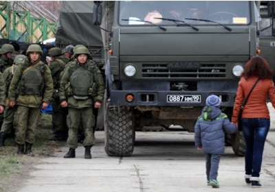 КамАЗы с вооруженными людьми прибыли к базе ВМС в Перевальном