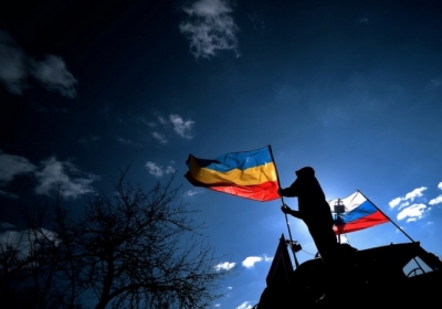 Жители Севастополя демонтируют упоминания об Украине