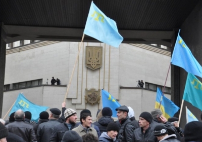 Вооруженные люди заняли здания парламента и правительства Крыма