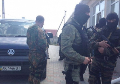 Російський спецназ вилучив комп'ютери з татарської школи і вивіз її директора