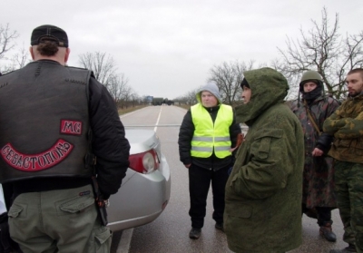 Активісти партії Російський блок охороняють шлях до аеропорту Бельбек, недалеко від Севастополя 28 лютого 2014. Фото: AFP
