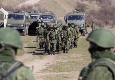 Титушки штурмуют базу в Новофедоровке. Военных забросали дымовыми шашками