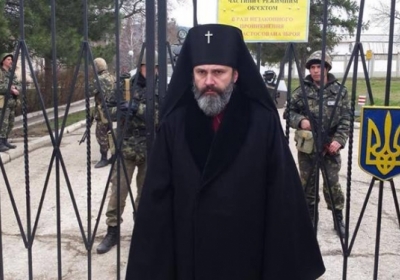 Архиепископ УПЦ КП в Крыму защищает украинскую воинскую часть от российских агрессоров - фото