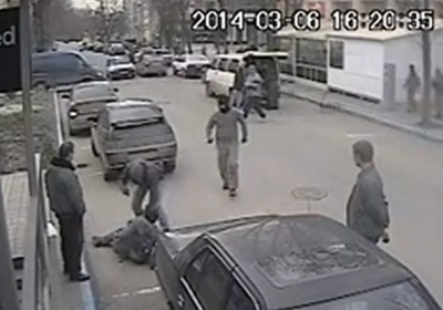 Самооборона Крыма посреди улицы ограбила журналиста, - видео