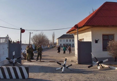Украинских военных с семьями начали выводить из Крыма на материк