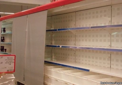 Порожні полиці кримських супермаркетів сором'язливо закрили шторками, - фото