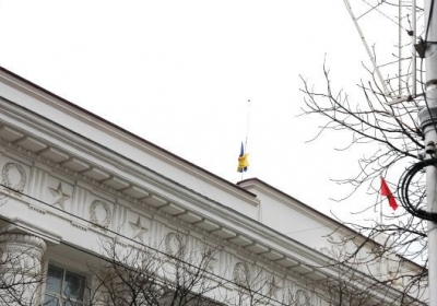 Над горсоветом Севастополя спустили флаг Украины