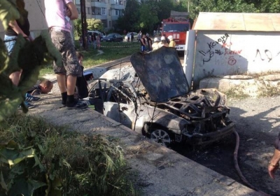 В Симферополе в районе проживания крымских татар взорвался автомобиль, - фото, видео
