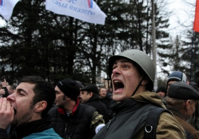 Проросійські демонстранти перед будівлею кримського парламенту в Сімферополі 27 лютого 2014. Фото: AFP