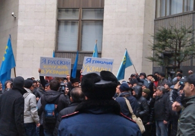 Силовики окружили правительственные здания Крыма