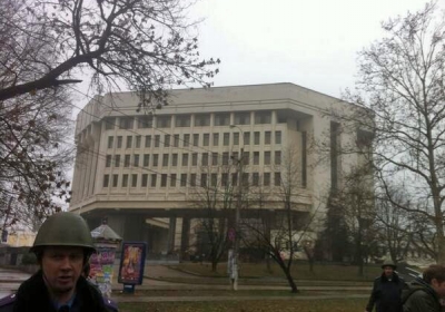 На крыше крымского парламента дежурят пулеметчики, - фото