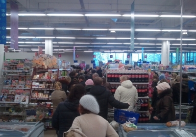 У Києві паніка: люди скуповують продукти і забирають гроші з банків