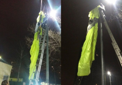 В Киеве мужчина прыгнул с парашютом с 30 этажа и повис на столбе