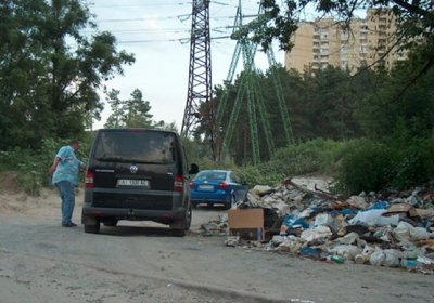 Дороги, сміття і паркування найбільше дратують мешканців українських міст