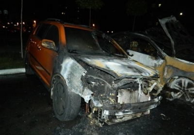 Неизвестный сжег три автомобиля на стоянке в Голосеевском районе Киева