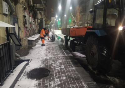Комунальники розчищають зупинку, яку засипало снігом у Києві в ніч проти 6 грудня Фото: Facebook / "Київавтодор"