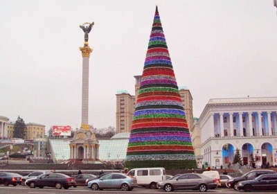 На Майдані почали монтувати новорічну ялинку