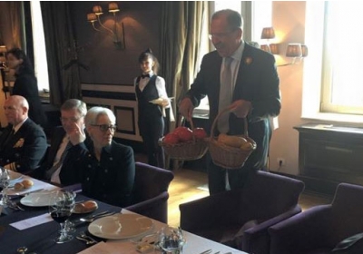Во время переговоров в Сочи Лавров подарил Керри картофель и помидоры - фото