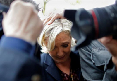 Во Франции кандидатку в президенты Ле Пен забросали яйцами, - ВИДЕО