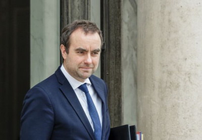 Прем'єр-міністр Франції Лекорню подав у відставку
