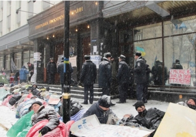 ГПУ знову переступає через Євромайдан. Лежачий пікет попри заборону суду