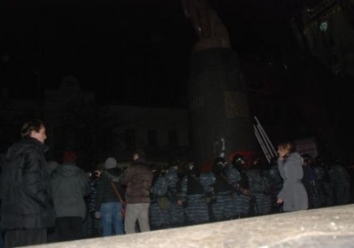 Возле памятника Ленину в Киеве столкновения с правоохранителями (видео)