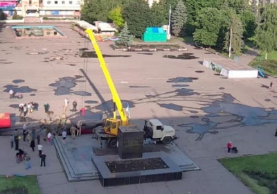 В Славянске снесли памятник Ленину, - фото